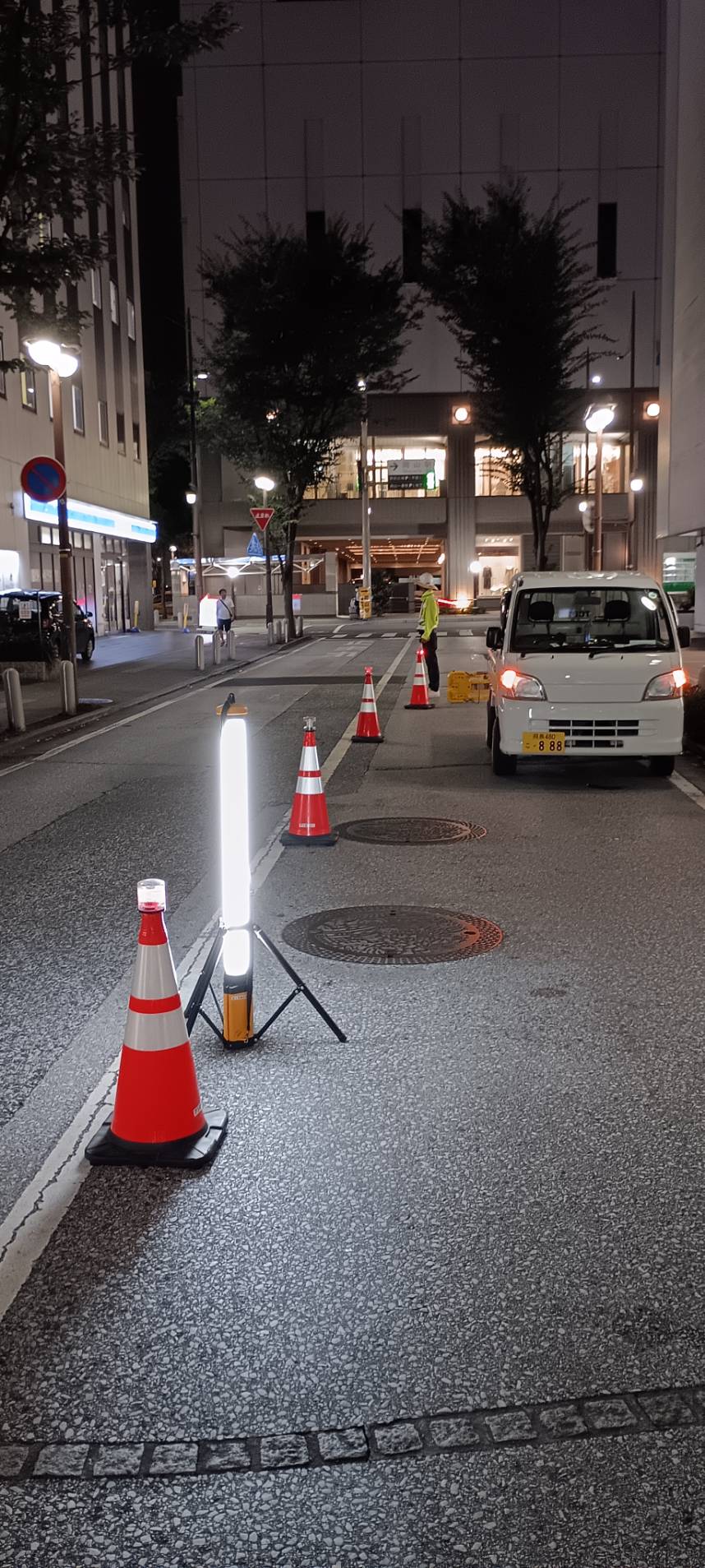 コーンと照明による夜間の規制表示